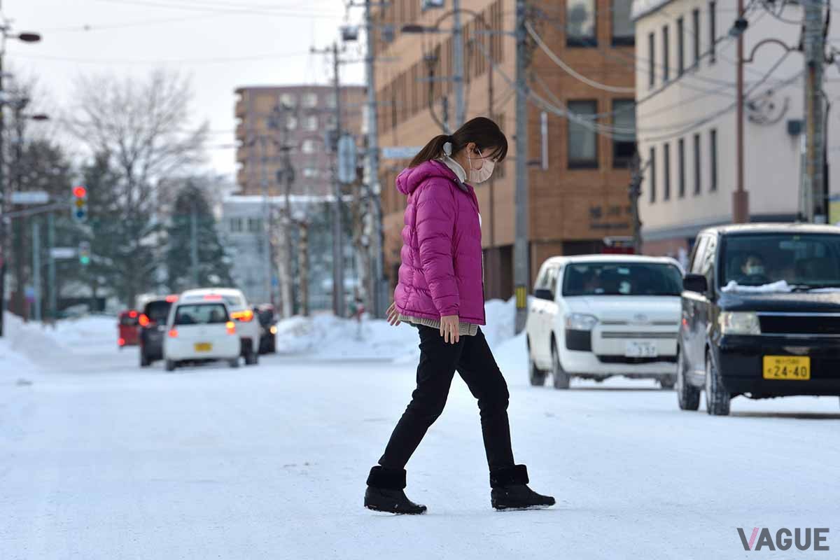 旭川市街の交差点では、人が歩くのも大変なほどのアイスバーンになっていた