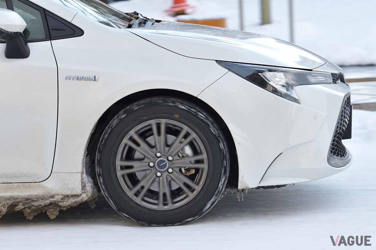 ヨコハマの最新スタッドレス「アイスガード7」を装着したトヨタ「カローラ」で一般道を走行