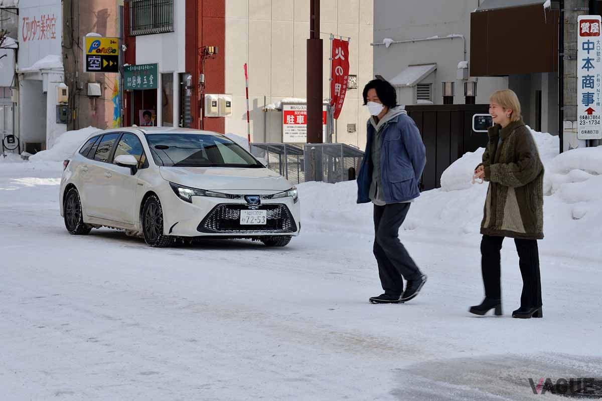 旭川市街の交差点では、人が歩くのも大変なほどのアイスバーンになっていた