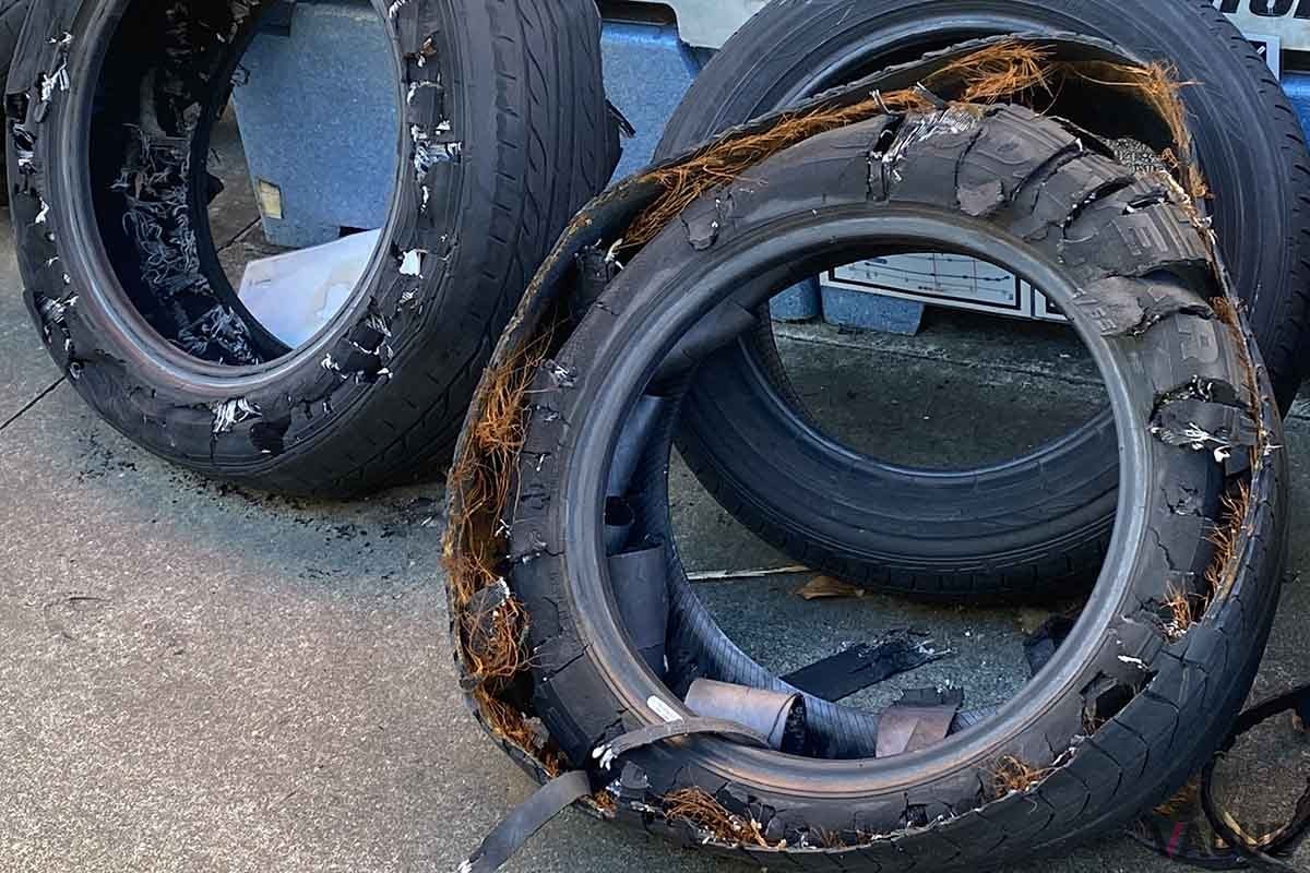 高速道路で走行中にバーストしたタイヤ。安全なドライブには事前のタイヤの点検が欠かせない