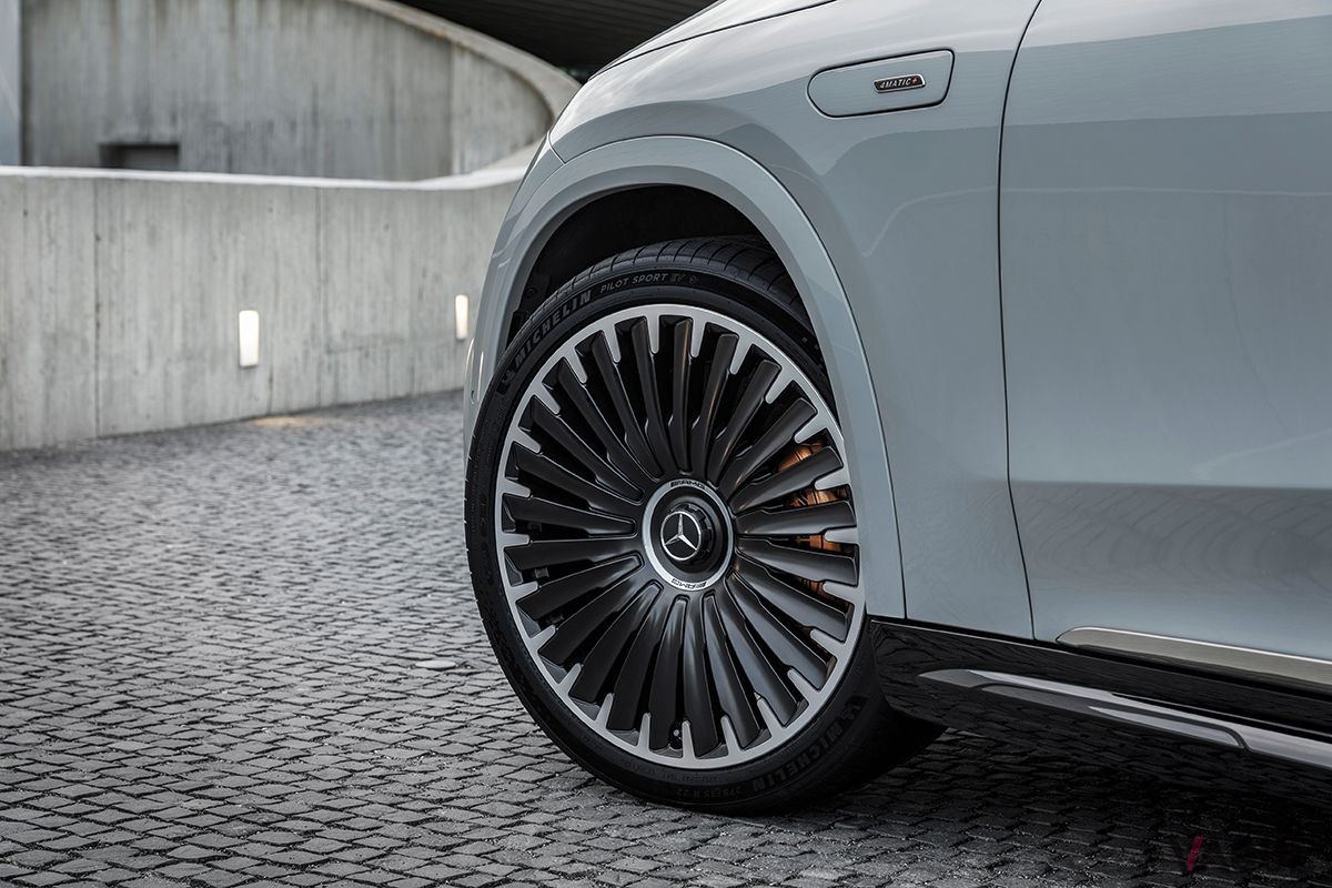 世界初公開されたメルセデスAMG「EQE SUV」