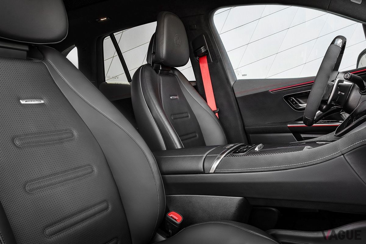 世界初公開されたメルセデスAMG「EQE SUV」のインテリア