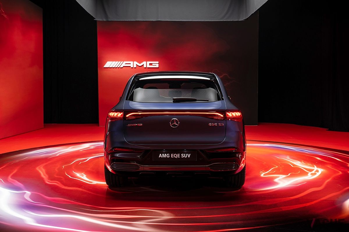 世界初公開されたメルセデスAMG「EQE SUV」