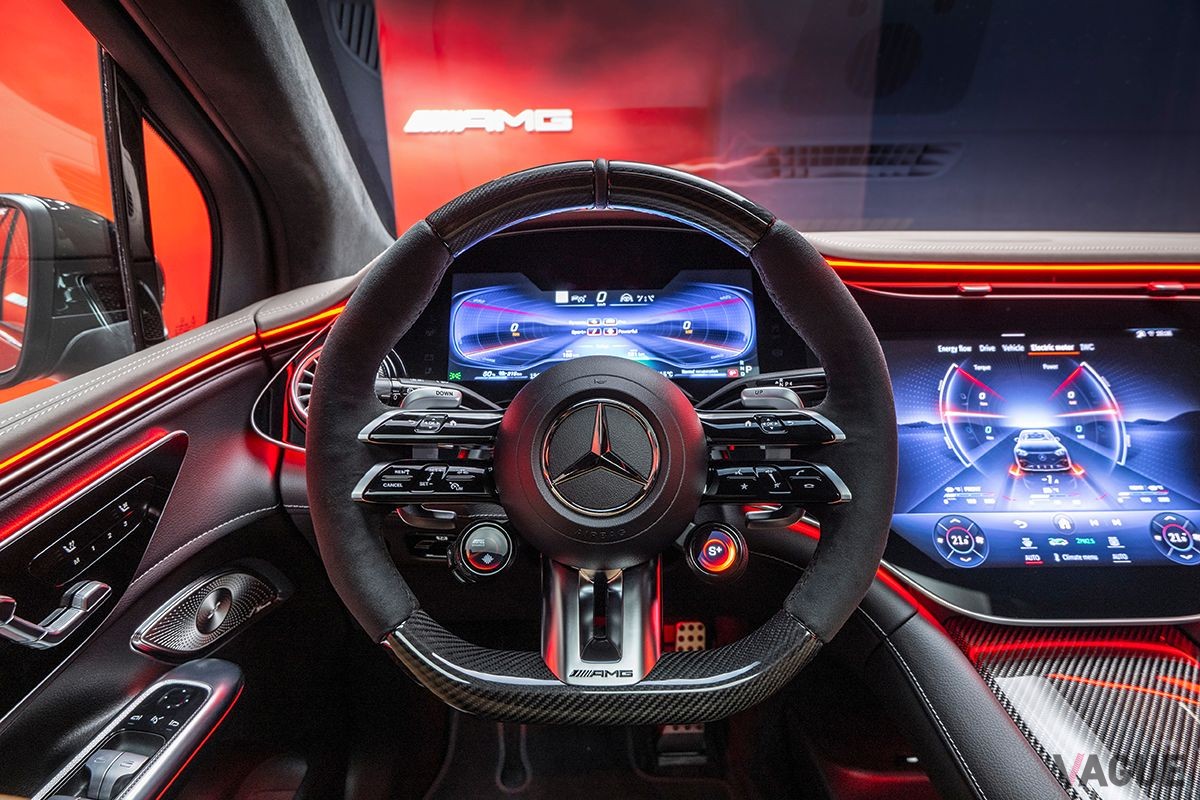世界初公開されたメルセデスAMG「EQE SUV」のインテリア