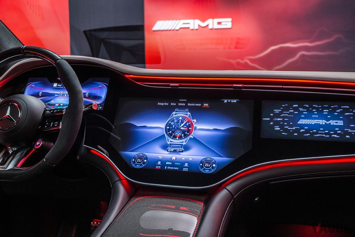 世界初公開されたメルセデスAMG「EQE SUV」のインテリア