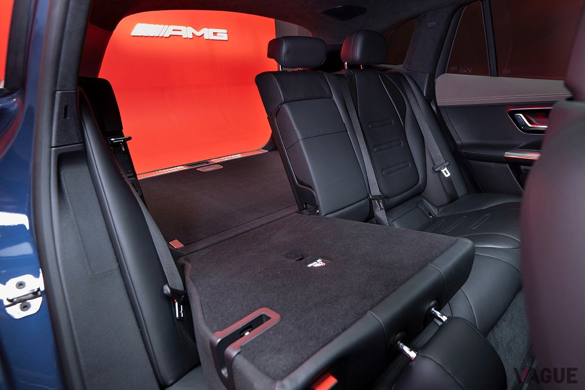 世界初公開されたメルセデスAMG「EQE SUV」のインテリア