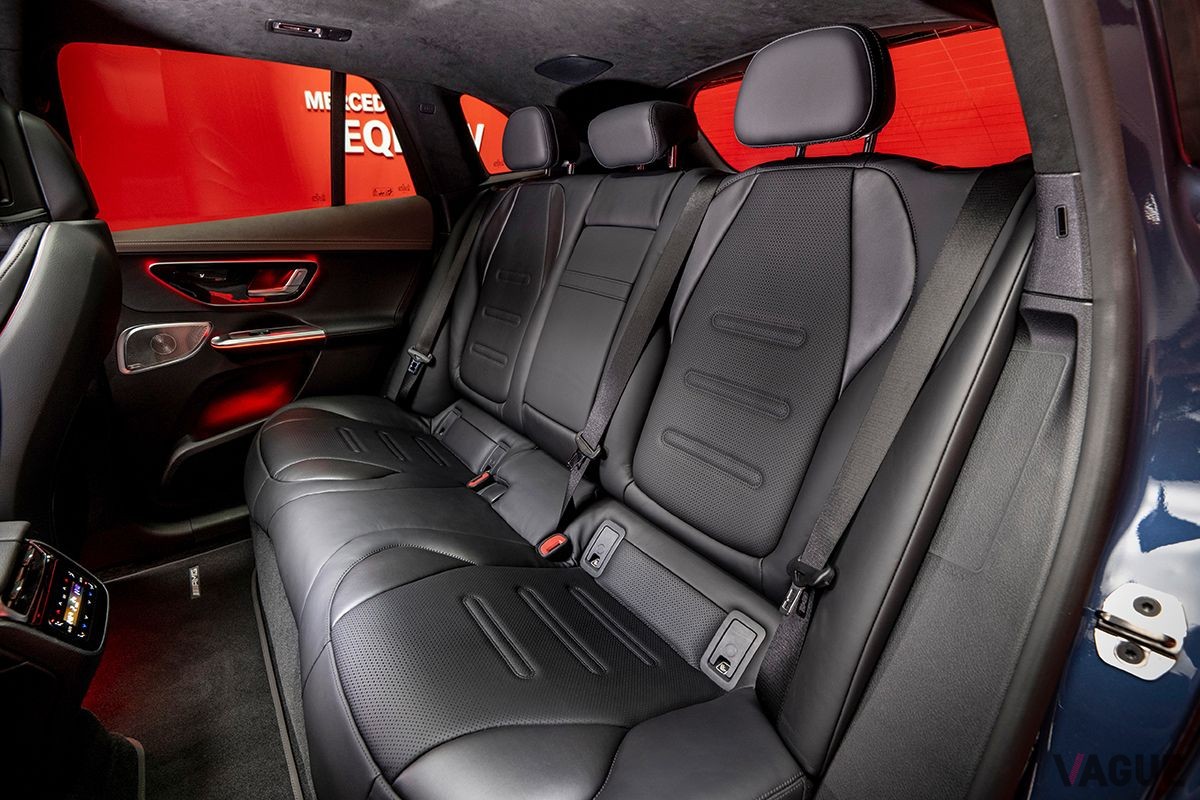 世界初公開されたメルセデスAMG「EQE SUV」のインテリア
