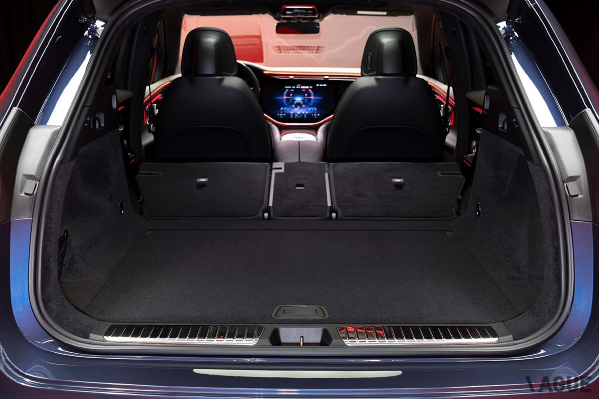 世界初公開されたメルセデスAMG「EQE SUV」のインテリア