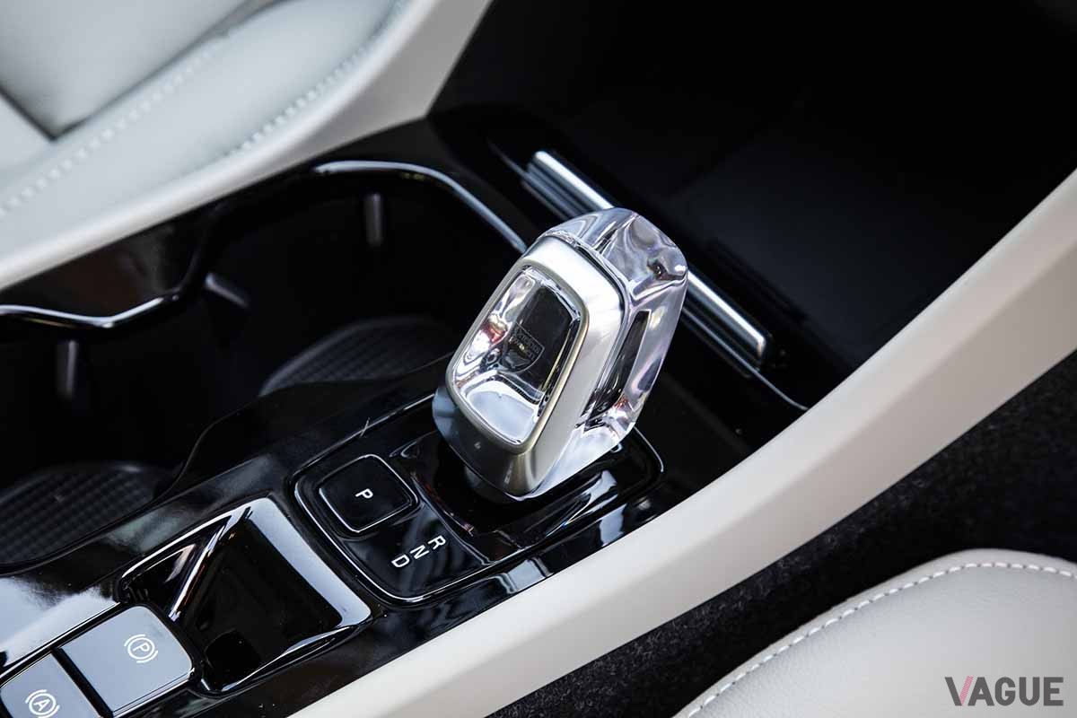 ボルボ「XC40 B4AWD」2023年モデルのシフトセレクター
