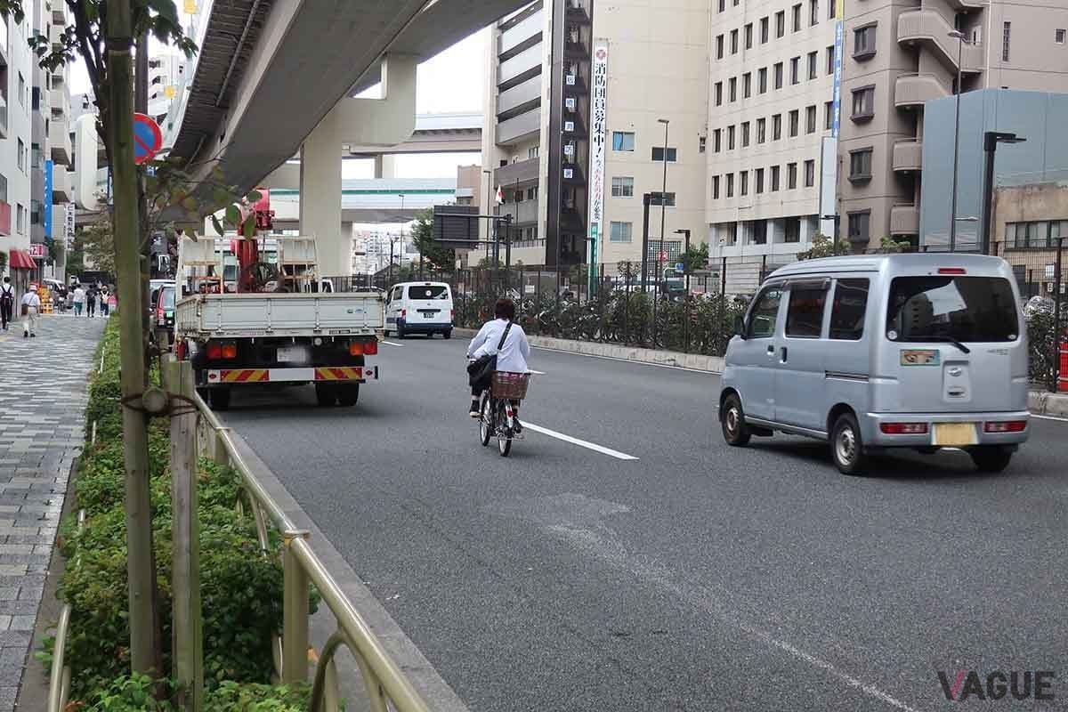 車道を走行する自転車