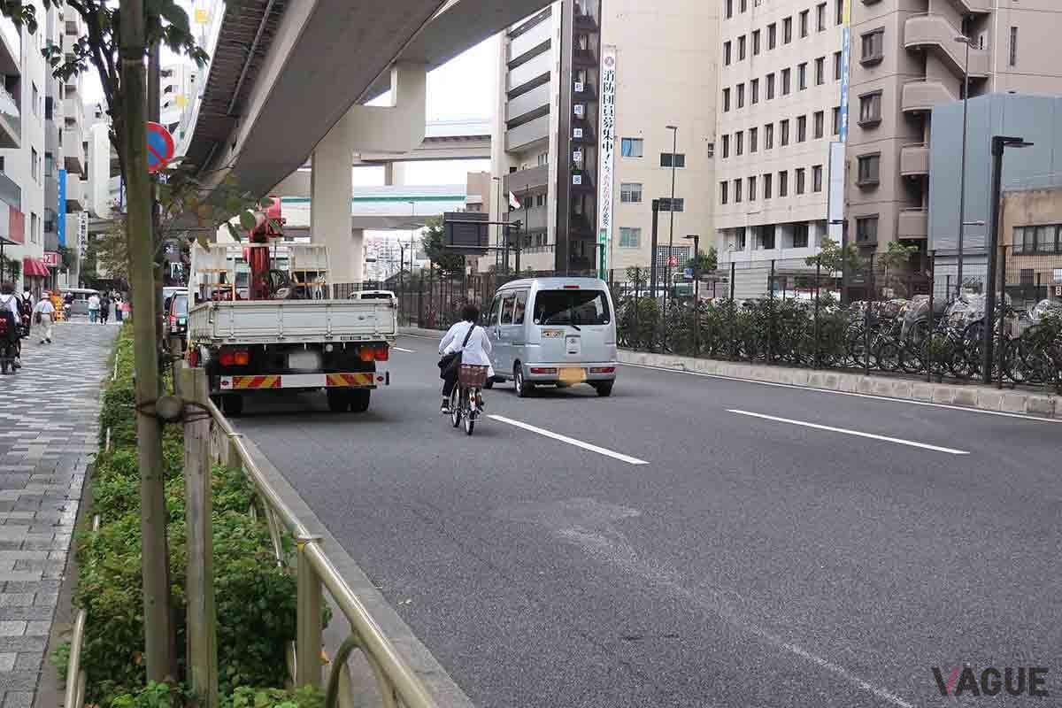 車道を走行する自転車