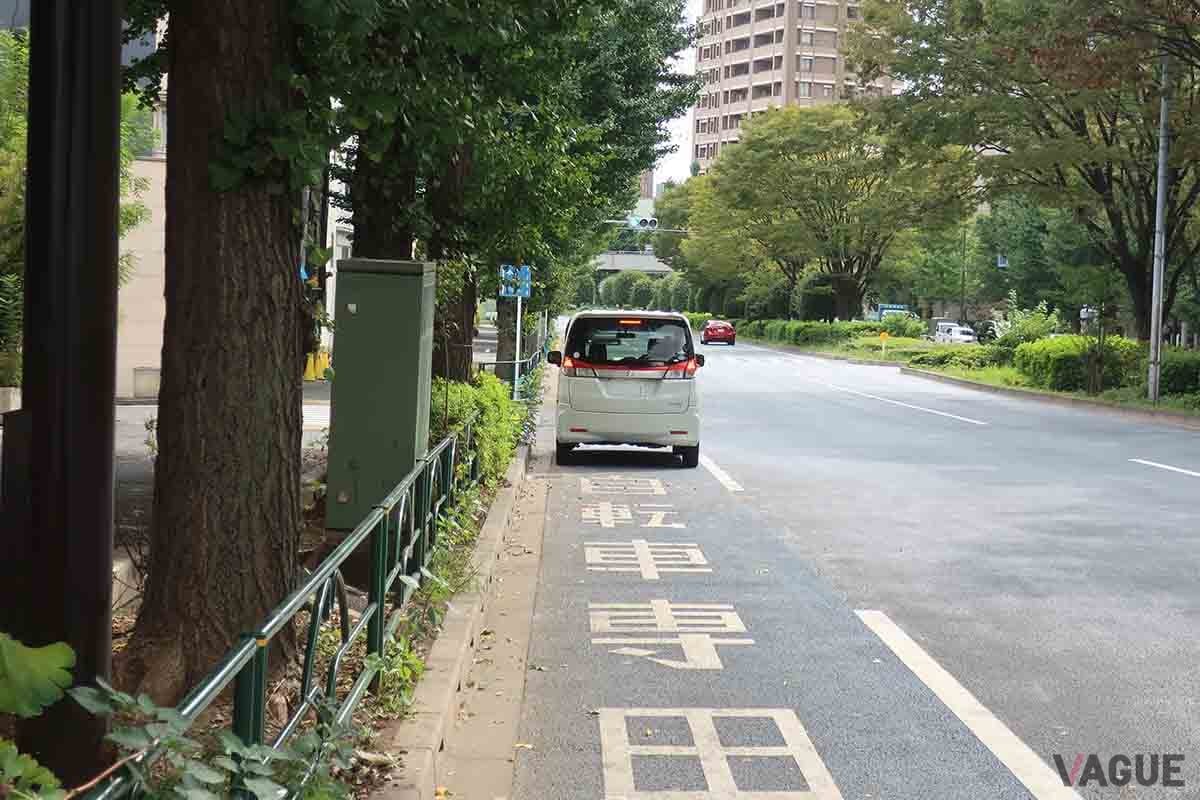 車道にある自転車専用帯だが、このように駐停車されていることもある