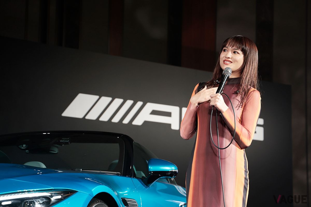 発表会で新曲を披露した歌手のiriさん