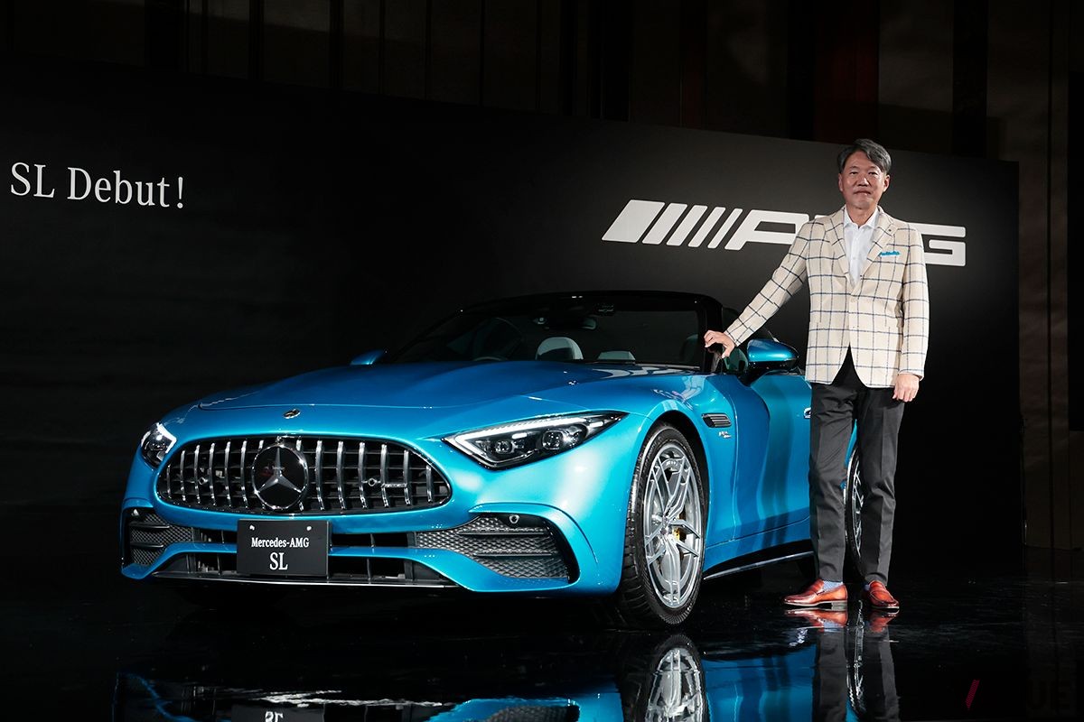 日本上陸した新型メルセデスAMG「SLクラス」とメルセデス・ベンツ日本の上野金太郎社長