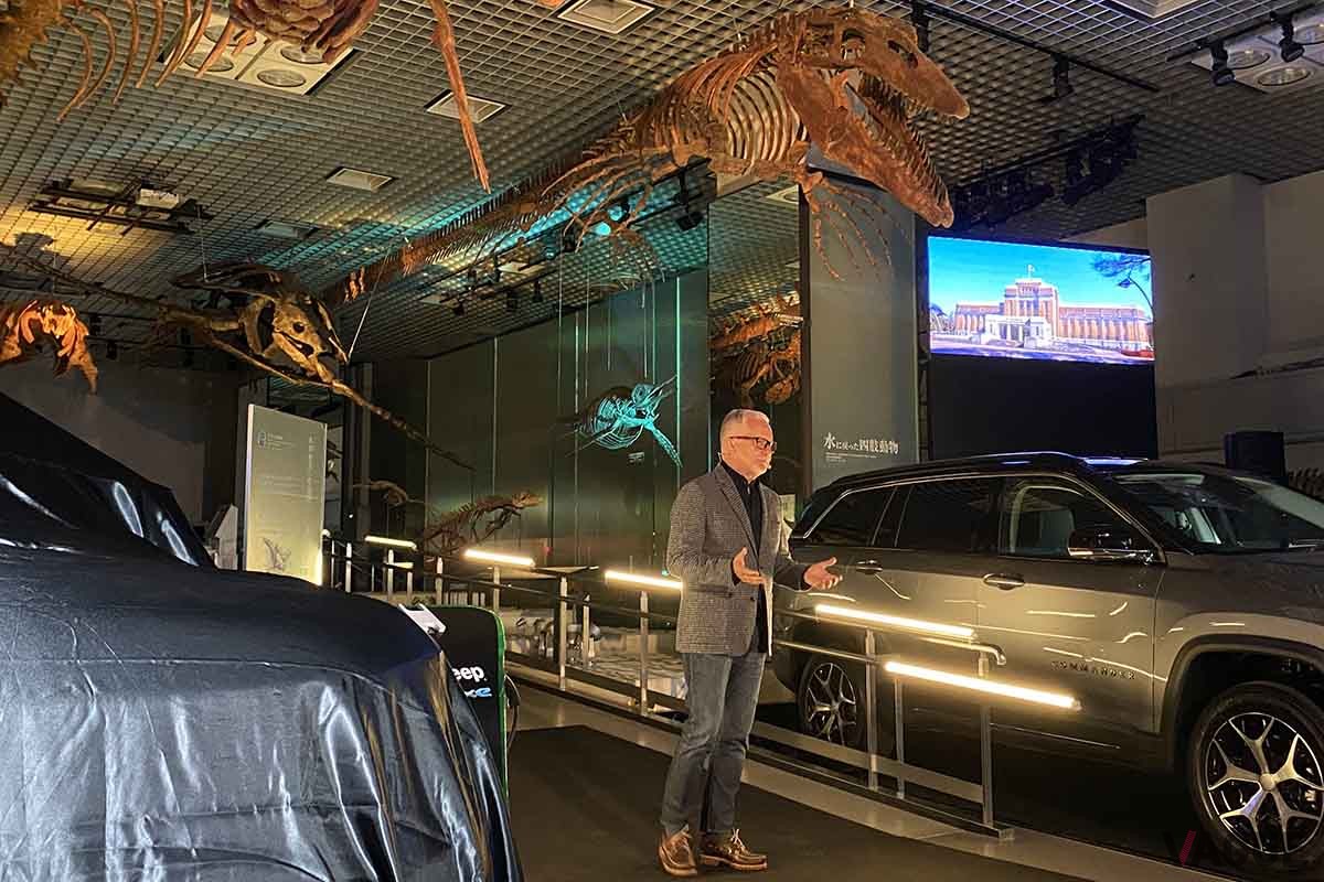 ジープ新型「コマンダー」の日本発表会。上野の国立科学博物館で開催された