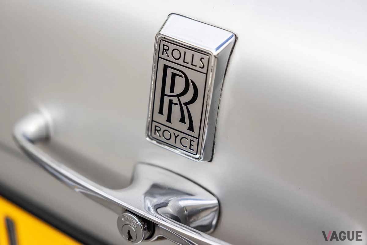 クイーンのボーカル、故フレディ・マーキュリーの愛車だった1974年製ロールス・ロイス「シルバー・シャドー」のエンブレム