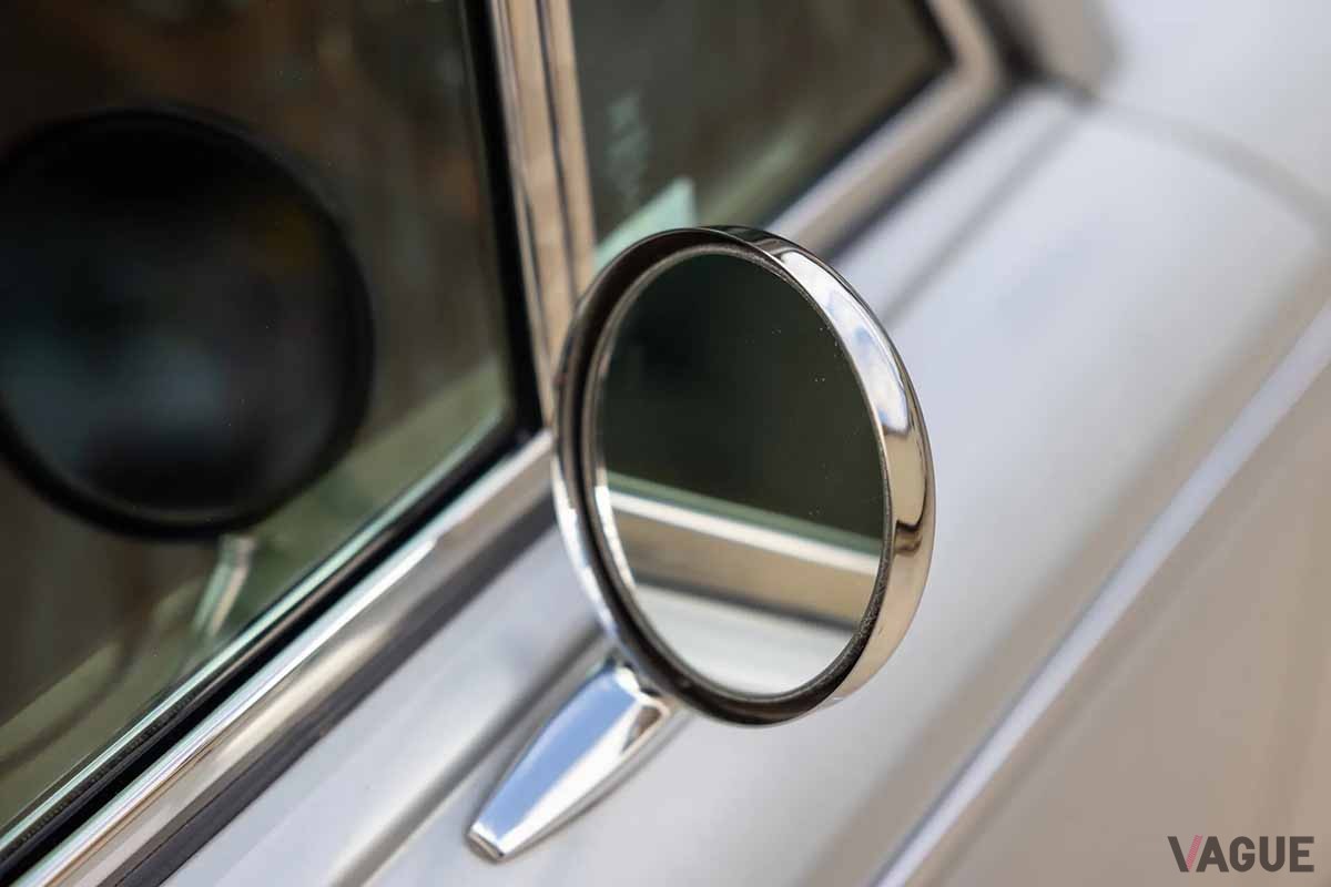 クイーンのボーカル、故フレディ・マーキュリーの愛車だった1974年製ロールス・ロイス「シルバー・シャドー」のドアミラー