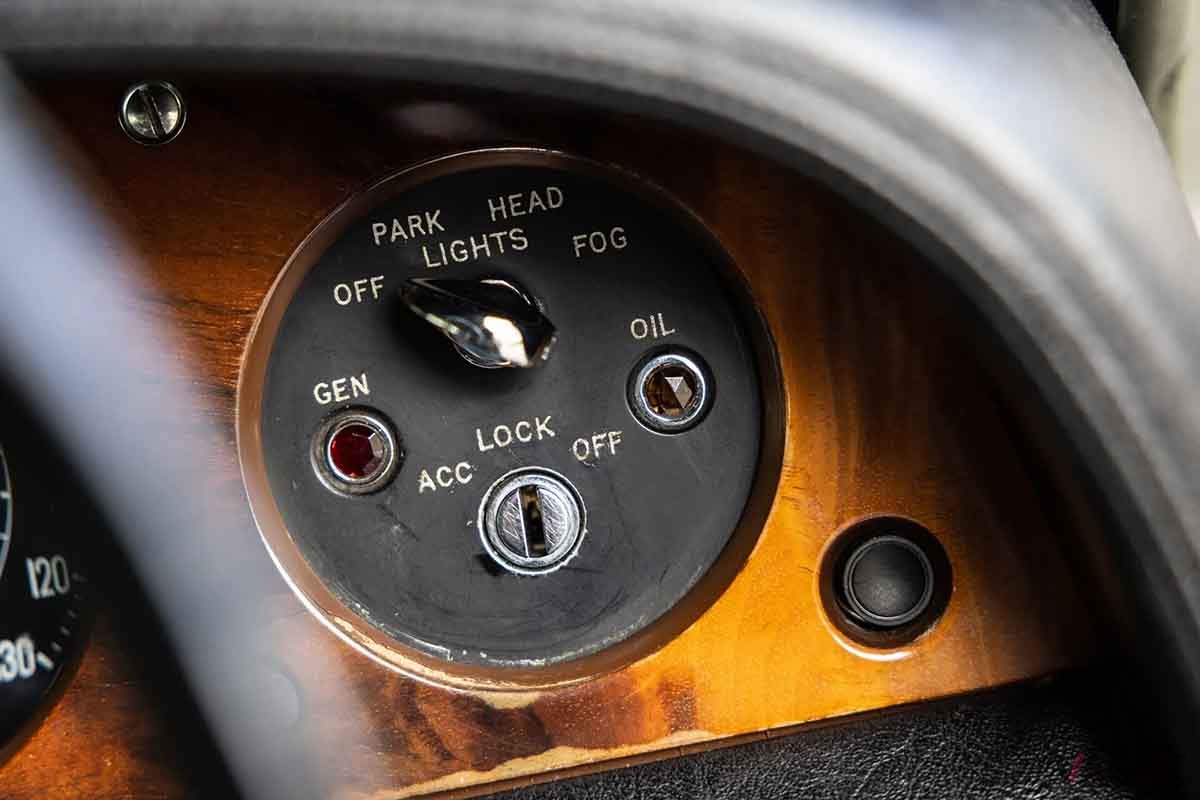 クイーンのボーカル、故フレディ・マーキュリーの愛車だった1974年製ロールス・ロイス「シルバー・シャドー」のインテリア