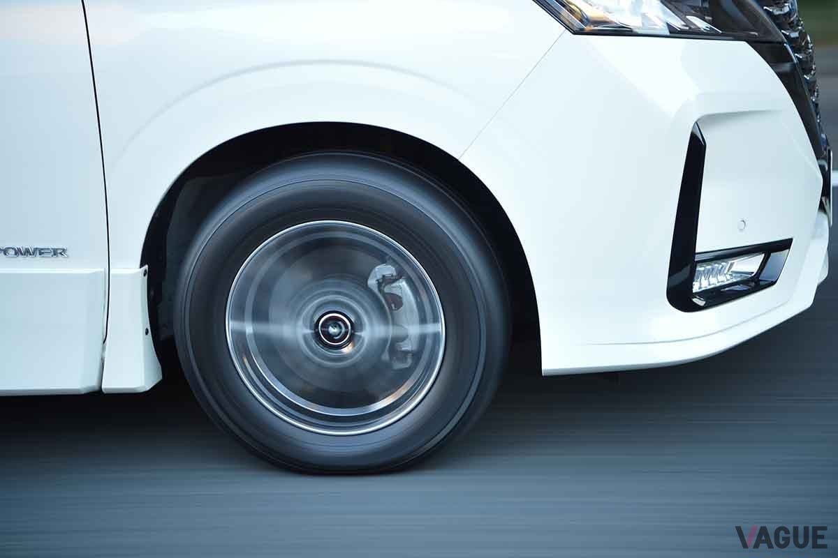 トーヨーの新ミニバン専用タイヤ「トランパスmp7」を装着したセレナ