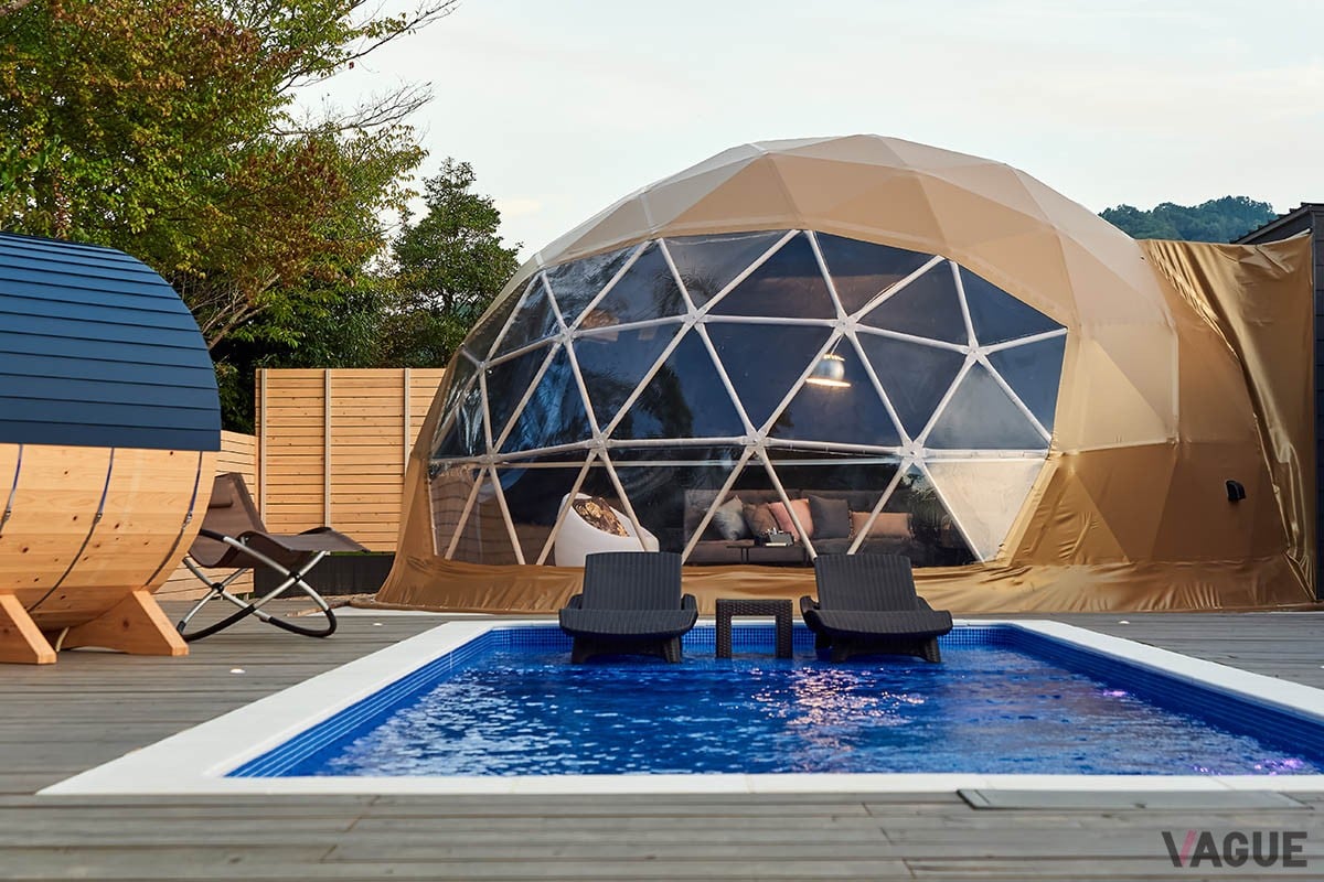 3棟のグランピングドームと1棟のヴィラからなるすべての客室に、専用のプールとジャグジーとサウナを完備した最上級グランピング施設「IHANA！ フォレストグランピング＆ヴィラリゾート」