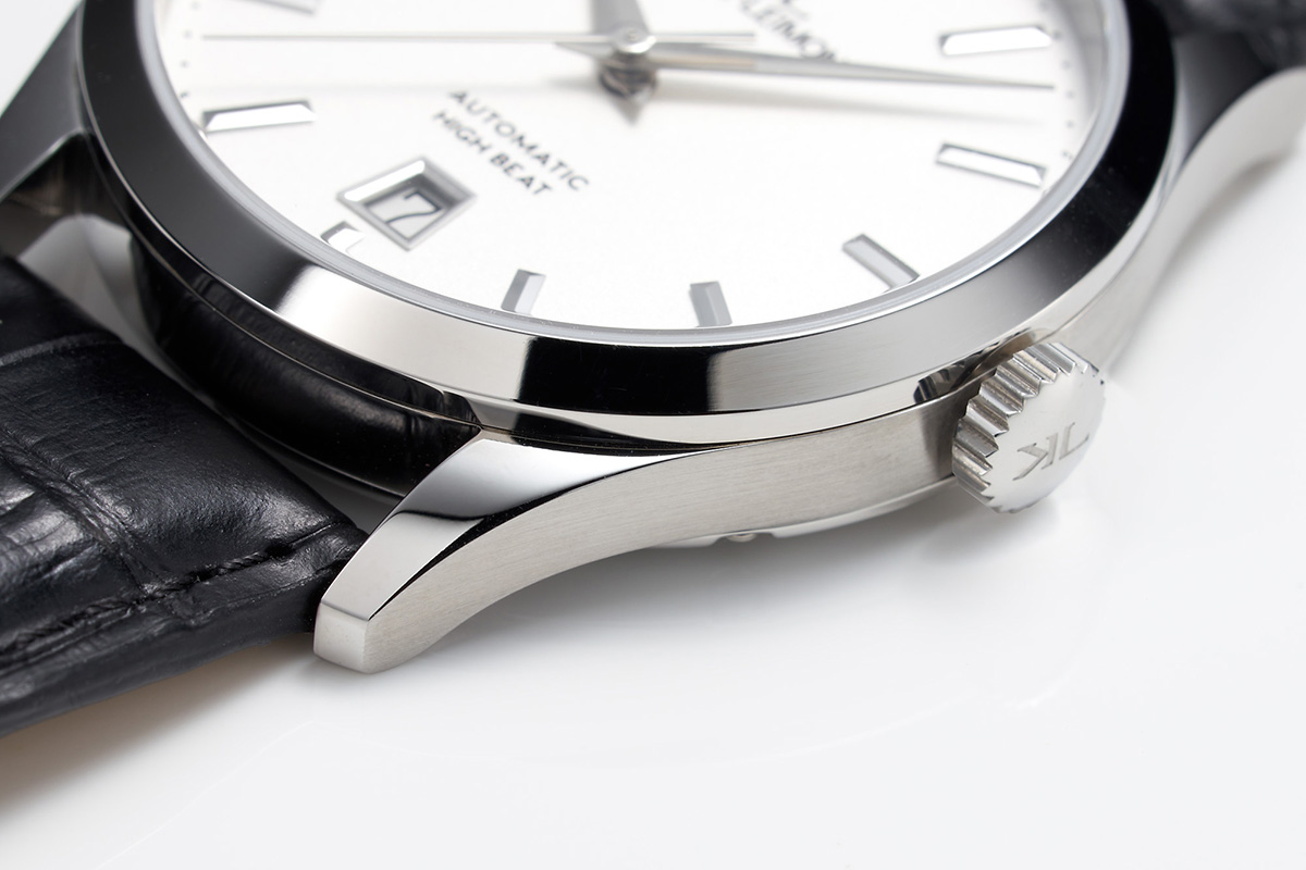 ベゼルとケースは別体で成型して組み立て。ミドルケースにはヘアライン仕上げ、ベゼルとケースバックにはポリッシュ仕上げを施し高級感を演出している