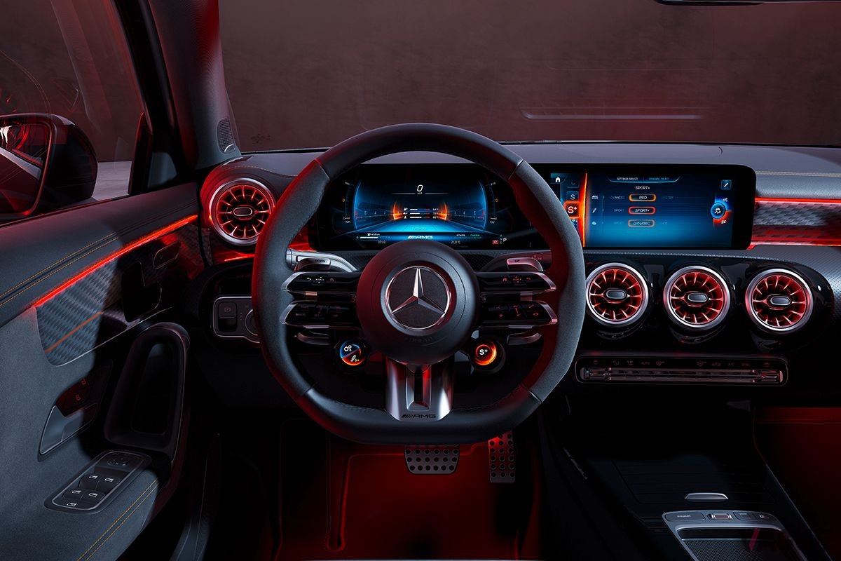 メルセデスAMG改良新型「Aクラス」のインテリア