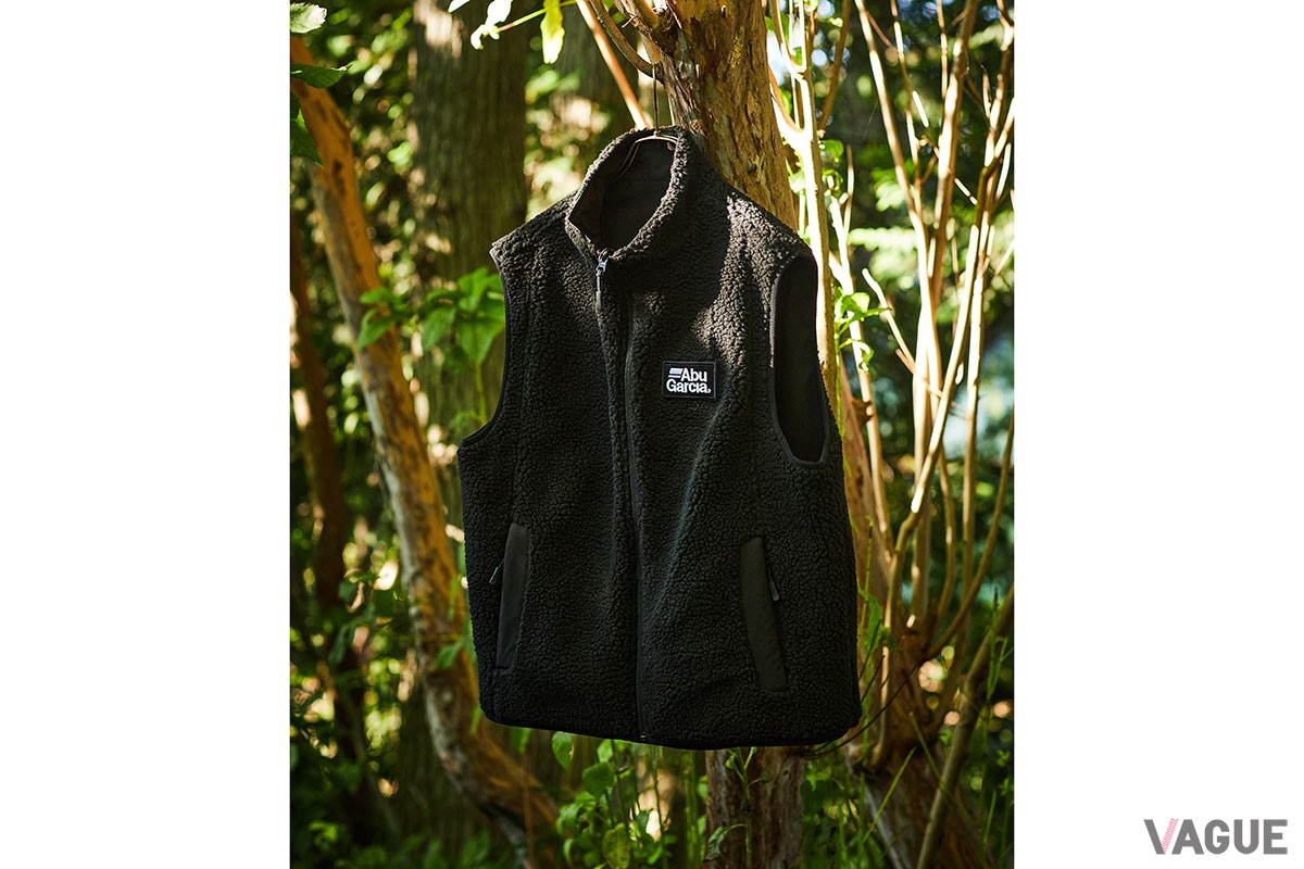 スタンドカラーのミリタリーベストをベースとした「3Layer Reversible Fleece Vest」。釣り小物を吊せるDカンなどアブガルシアらしいリバーシブルボアベストだ。ゆったりとしたボックスシルエットで秋から厳冬期、春まで活躍すること間違いなし