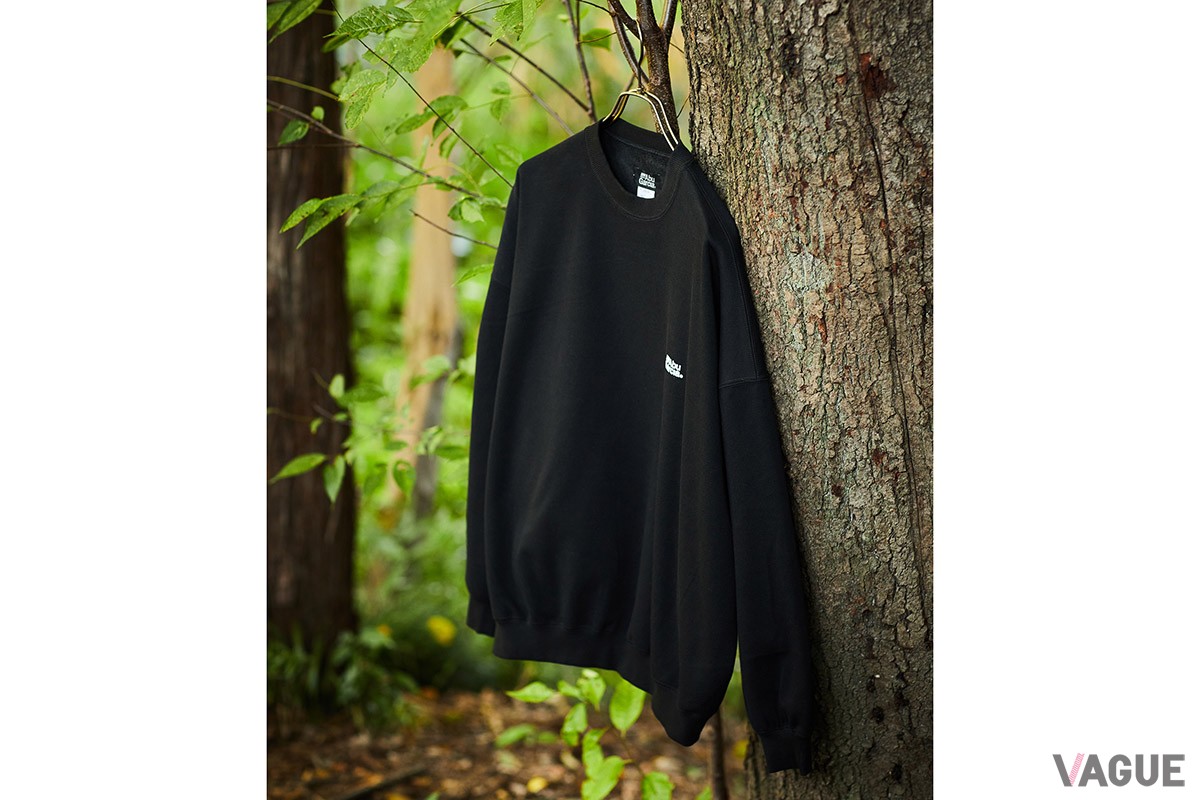 アブガルシア定番のリバーシブルスウェットをベースにアレンジを加えた「Big Reversible Sweat」。品とテック感のある風合いの生地にアップデートされている。胸元のロゴがアクセント