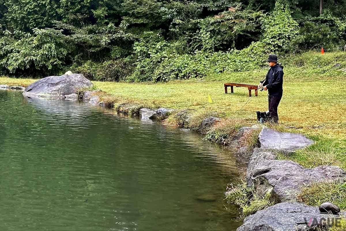 スプーンは一定の速度で淡々とリールを巻いて誘うのが基本。沈める時間やロッドの先端の高さを変えることで、様々なレンジを攻略できます