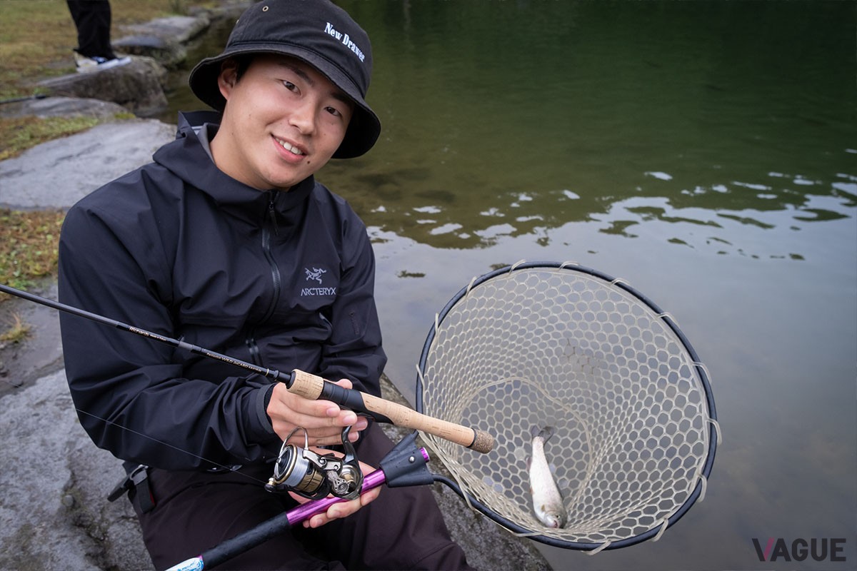 自らプロデュースしたスピニングロッド「リチャーズ Pentastick WILD joCARD」と「ココニョロインジェクション」の組み合わせでヒットさせる村端さん。確実に釣れるルアーはロッドの開発に必要不可欠なのだそうです
