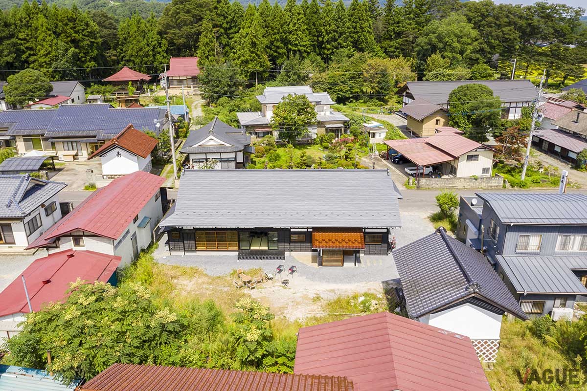 東京都心からクルマで3時間ほどの福島県須賀川市に、古民家をリノベーションした一棟貸しの宿「まるごの宿 耕-こう-」がオープン