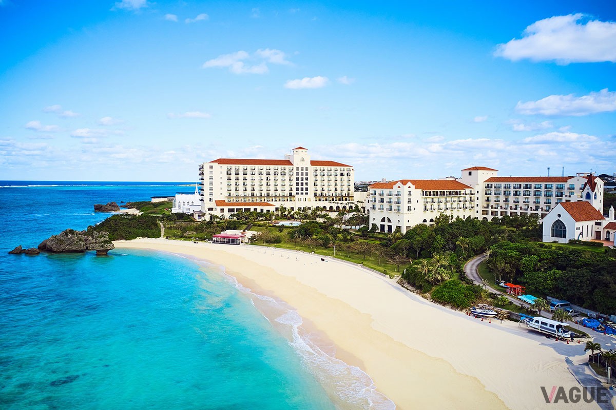 目の前に“アリビラブルー”と称される青々とした海が広がる「ホテル日航アリビラ －ヨミタンリゾート沖縄－」では、冬の沖縄の大自然を満喫できる「マングローブカヤック体験つき宿泊プラン」を販売中