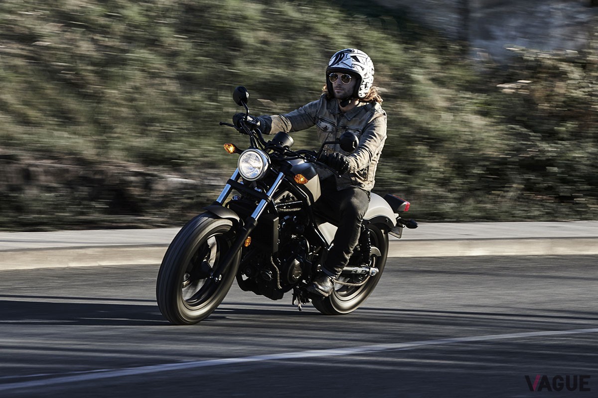 年間販売台数で5連覇達成を目前とした人気のホンダ「レブル250」が進化。排出ガス規制に対応するとともにカラーリングを一新した