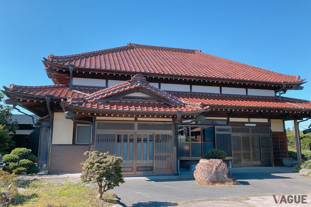 敷地内にアプローチ練習場を備えた、ゴルフを楽しみたい人に最適な古民家宿「緑邸-OHTAKI-」