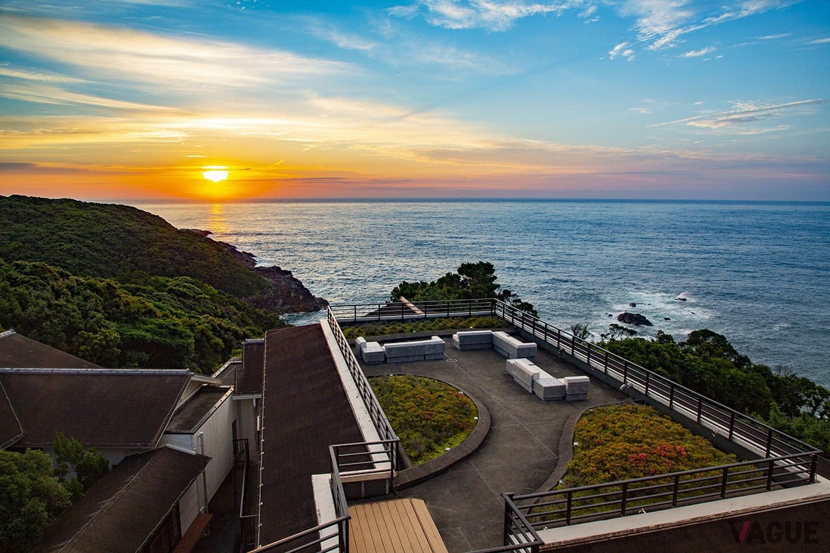 紅葉とさざんかが見ごろのシーズンに「休暇村南紀勝浦」で提供がスタートした、世界遺産・熊野古道をめぐる“大門坂ツアー”
