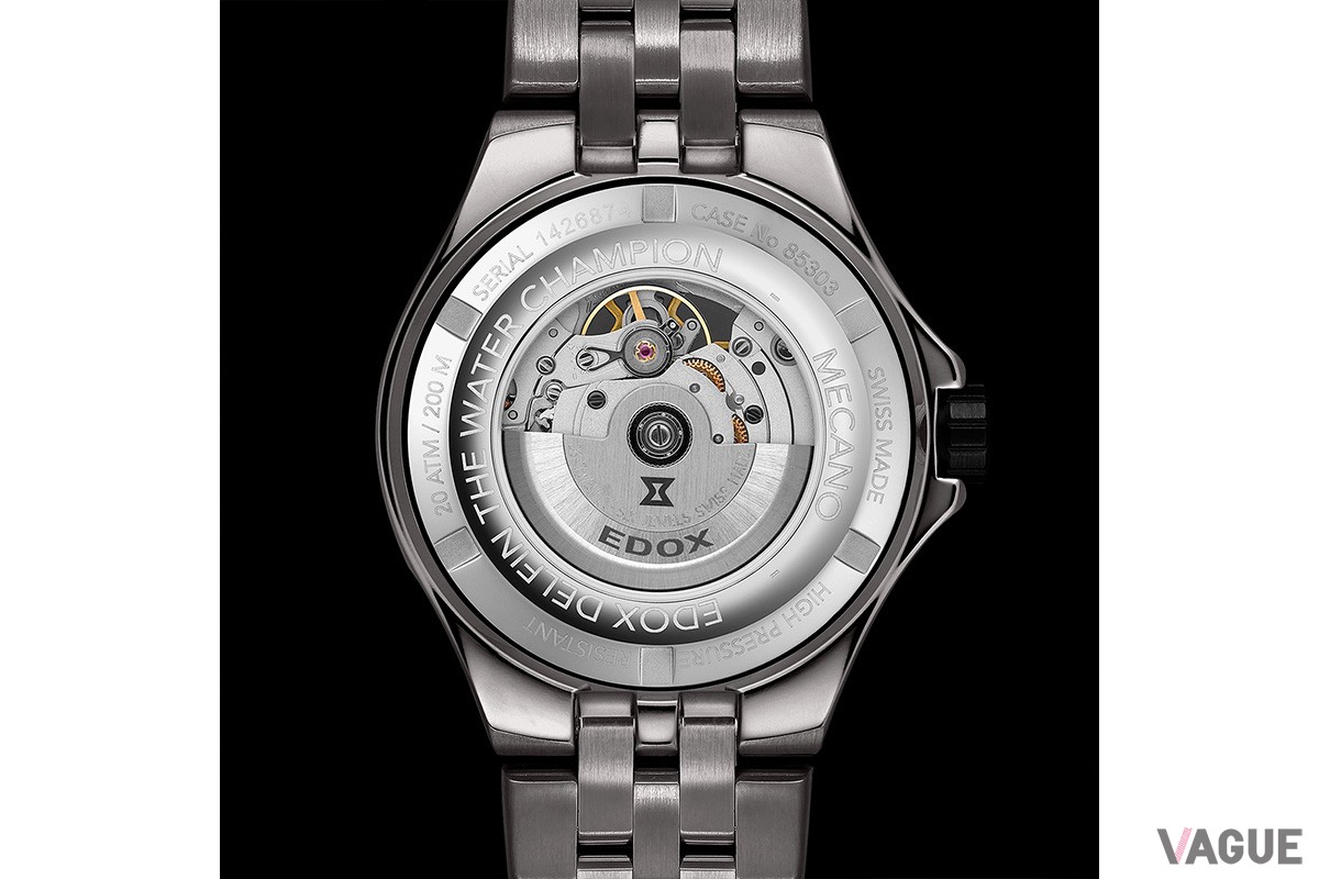 シースルーバックからは、自動巻きムーブメントの「EDOX キャリバー853」が覗く