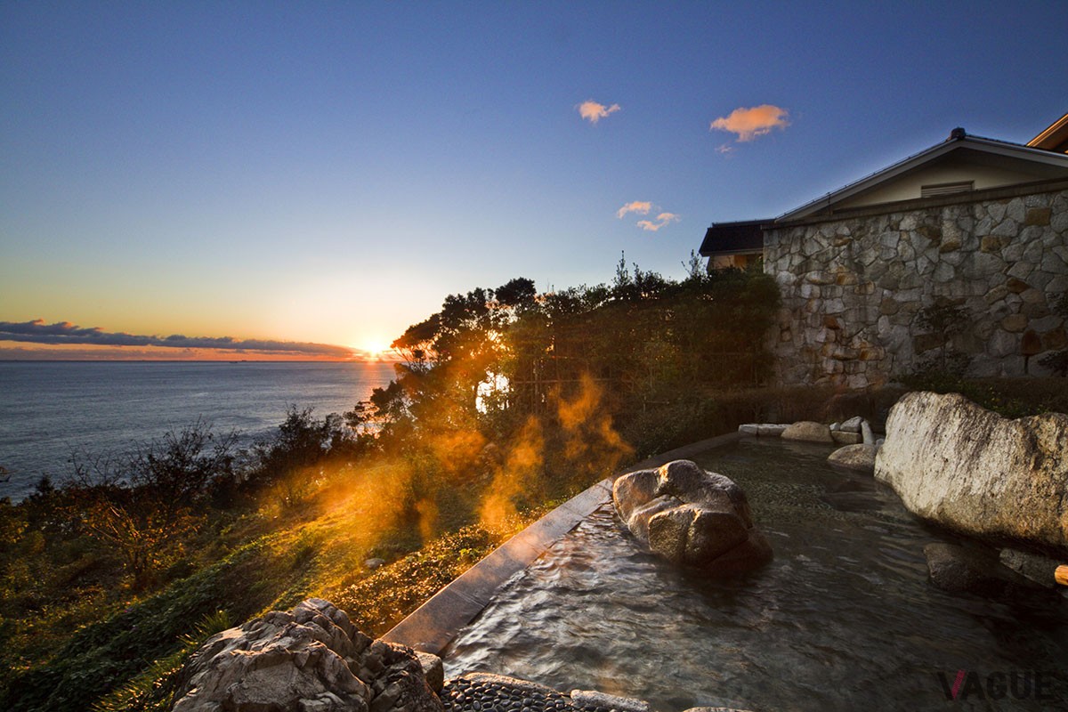 大浴場には、太平洋を一望できる岩風呂や掛け流しの陶器風呂、微細な気泡で全身をマッサージする絹肌の湯などを完備