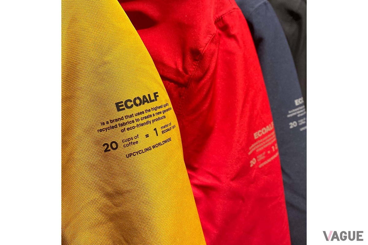 肩口には、1ｍの生地に約20杯分のコーヒーかすが使用されていることを示すメッセージが