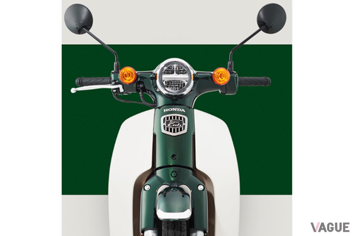 デザインモチーフとなった最新型SuperCub。車体色であるタスマニアグリーンメタリックと、レッグシールド（風防）のオフホワイトがリストウオッチにも見事に表現されている