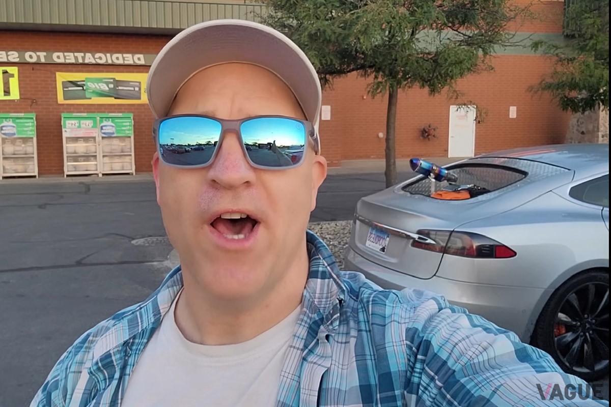 愛車のモデルSに充電用エンジンを搭載したYouTuberがこちら（C）YouTube『Warped Percepti』