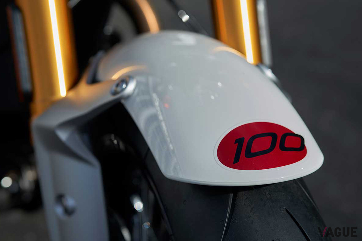 「Thruxton RS Ton Up Edition」に採用されたカーニバルレッドの「100」グラフィック