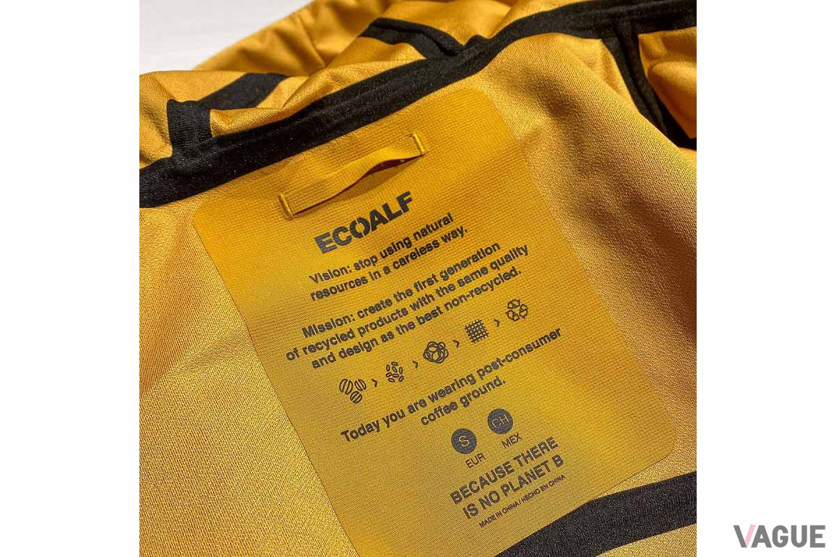 背裏のタグには、英語でECOALFのヴィジョンとミッションが記されている