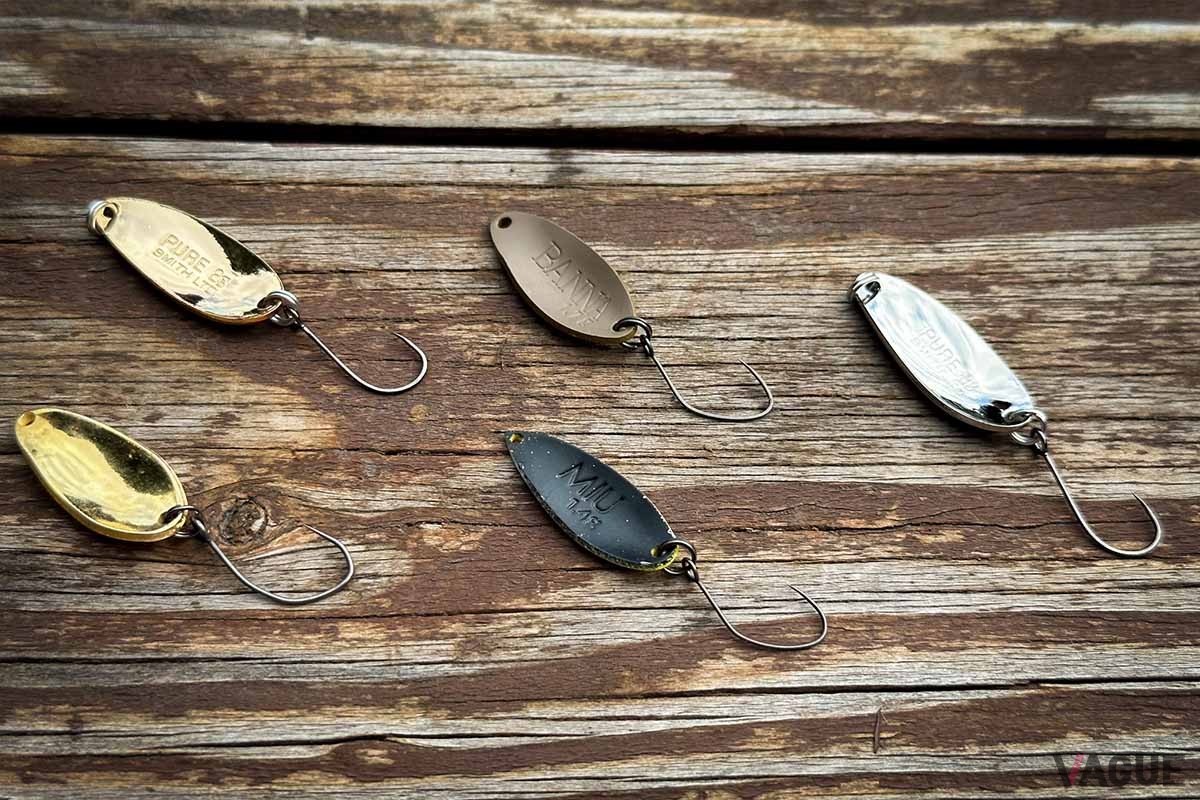 スプーン裏面のカラーは、表面との対比で魚にアピールする重要な要素。購入の際は必ずチェックしたい