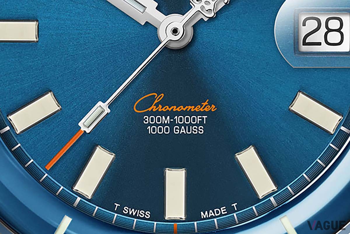 6時位置には高精度の証である“Chronometer”の文字をプリント