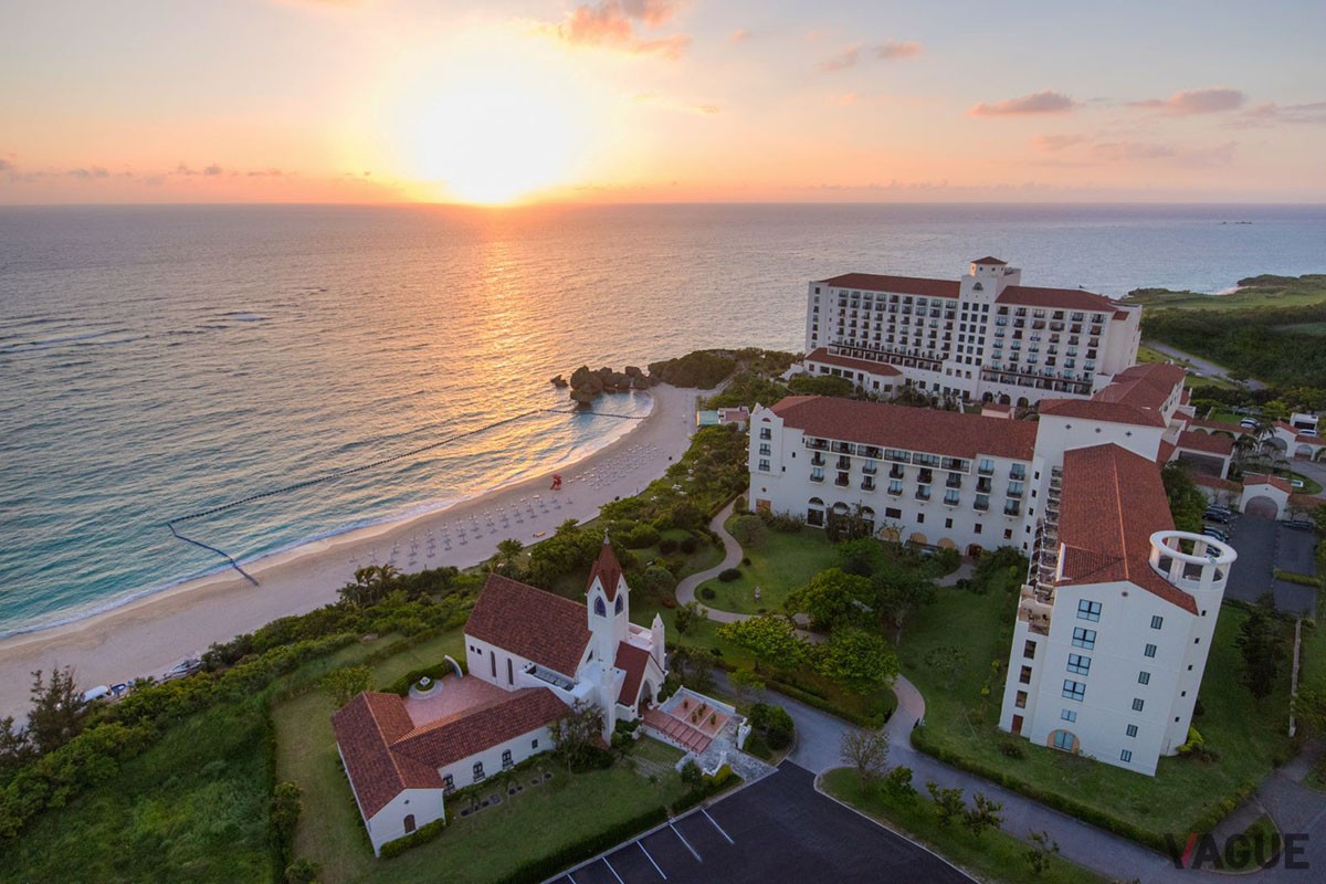 目の前に“アリビラブルー”と称される青々とした海が広がる「ホテル日航アリビラ －ヨミタンリゾート沖縄－」では、冬の沖縄の大自然を満喫できる「マングローブカヤック体験つき宿泊プラン」を販売中