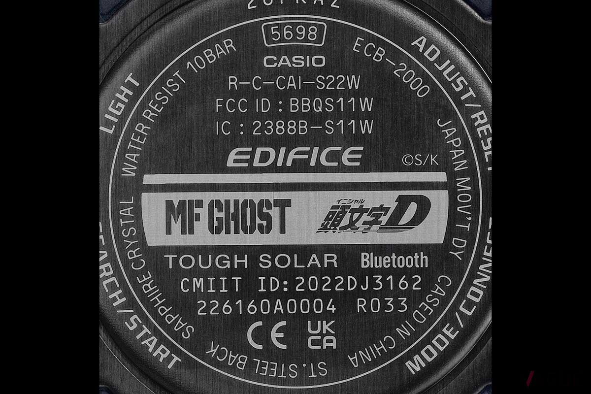 ケースバックには「EDIFICE」、「MF GHOST」、「頭文字D」のトリプルネームを刻印