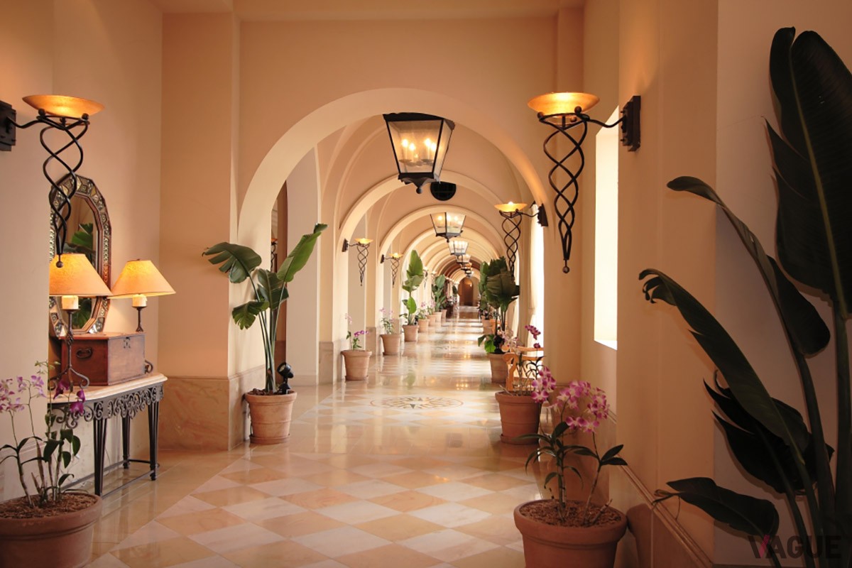 目の前に“アリビラブルー”と称される青々とした海が広がる「ホテル日航アリビラ －ヨミタンリゾート沖縄－」では、冬の沖縄の大自然を満喫できる「マングローブカヤック体験つき宿泊プラン」を販売中