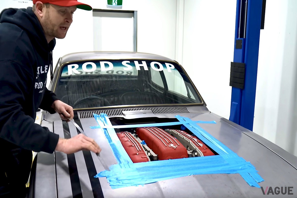 ホールデンのトラーナに612スカリエッティのエンジンを搭載した車両は鋭意制作中の模様（C）YouTube『Castlemaine Rod Shop』