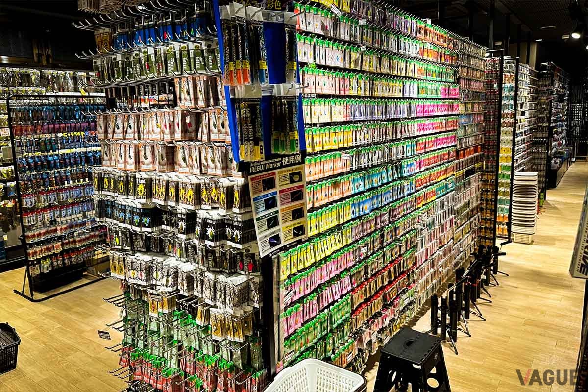エリアトラウトフィッシングに力を入れるプロショップのスプーン売り場はこんな感じ。東京・足立にある『アングラーズショップmaniac's』では、スタッフさんも「数え切れませんね（笑）」というほどのバリエーションを揃えています