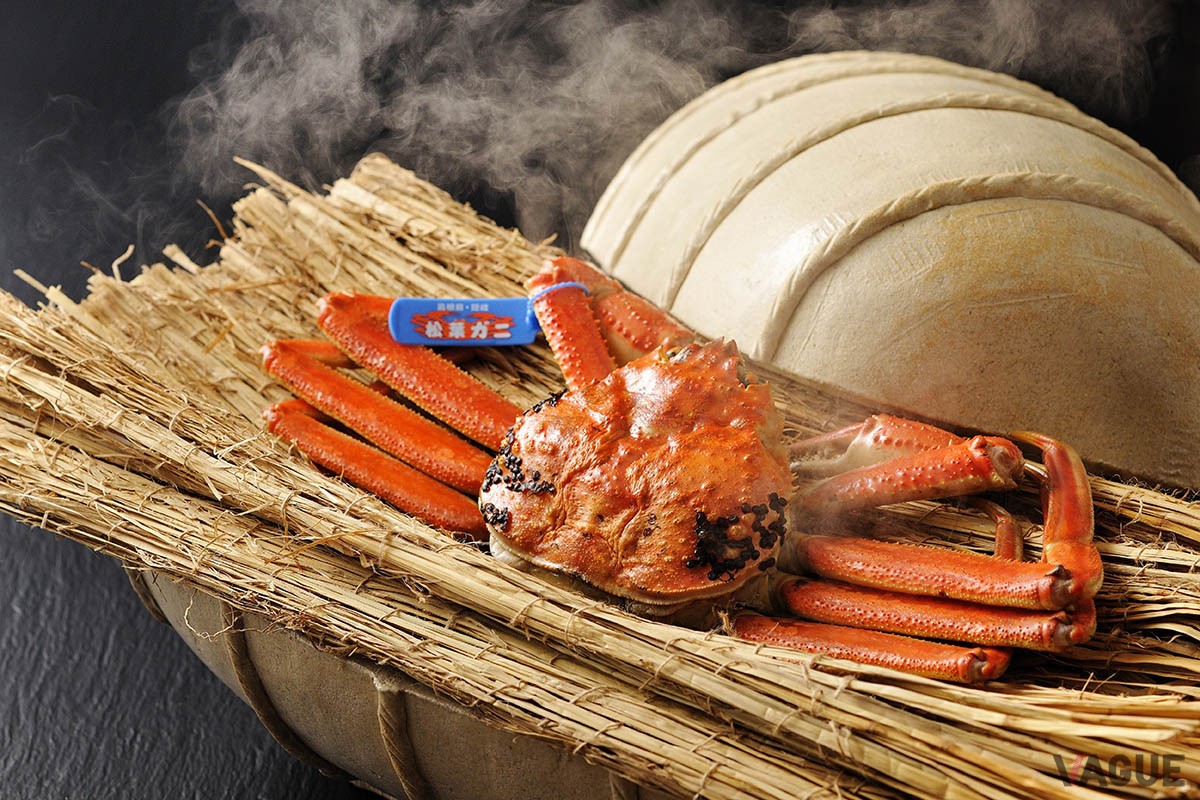 新規開業した「界 出雲」のタグ付き活松葉蟹会席で提供される活蟹の稲わら蒸し